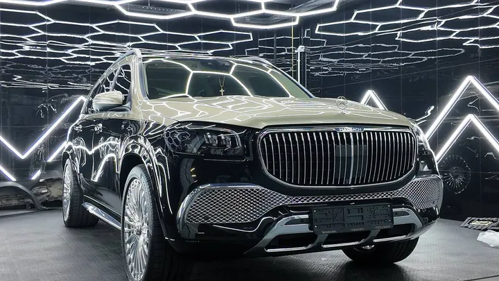 Mercedes-Maybach GLS в боксе АвтоБаня.рф с гексагональным световым потолком
